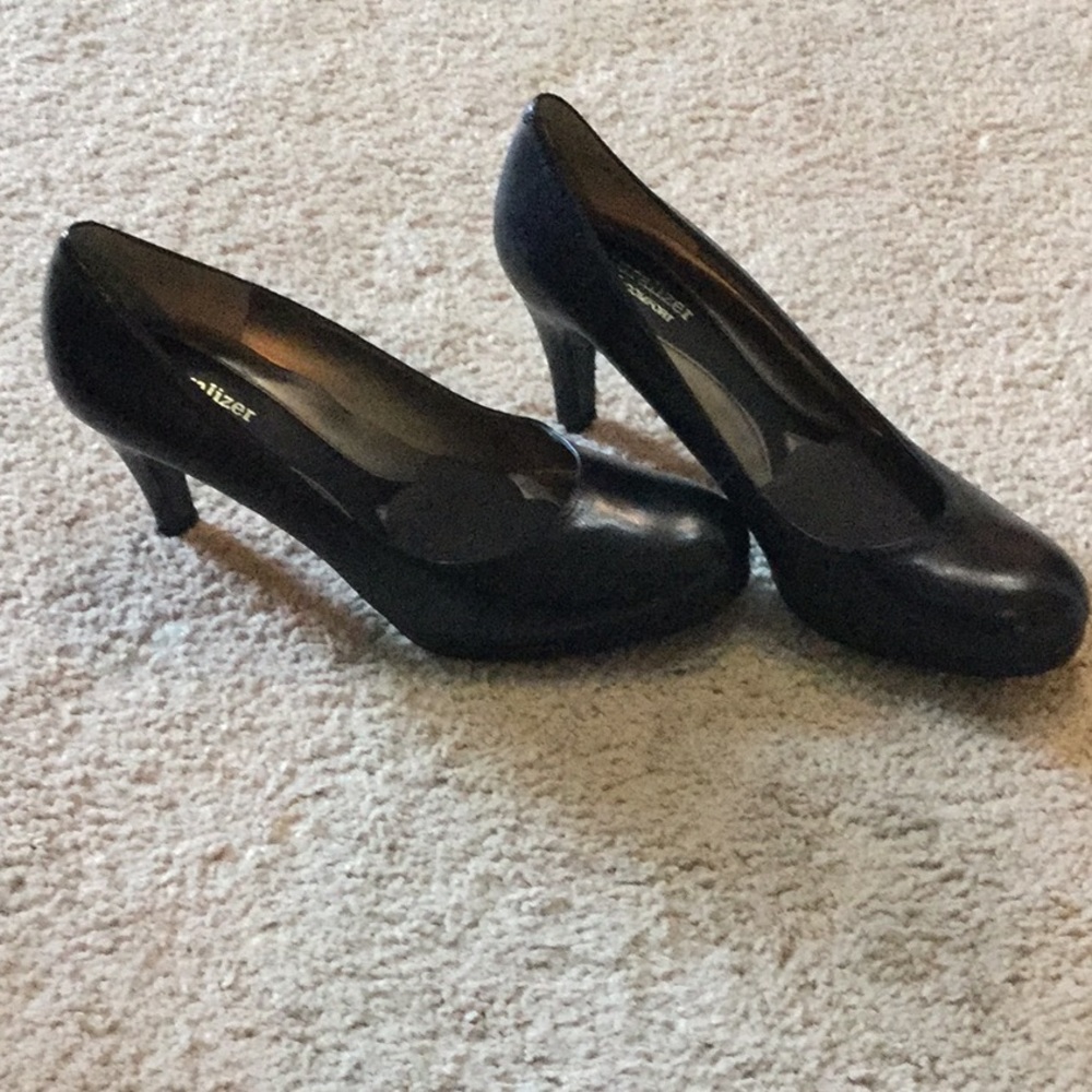 Naturalizer Black Pumps